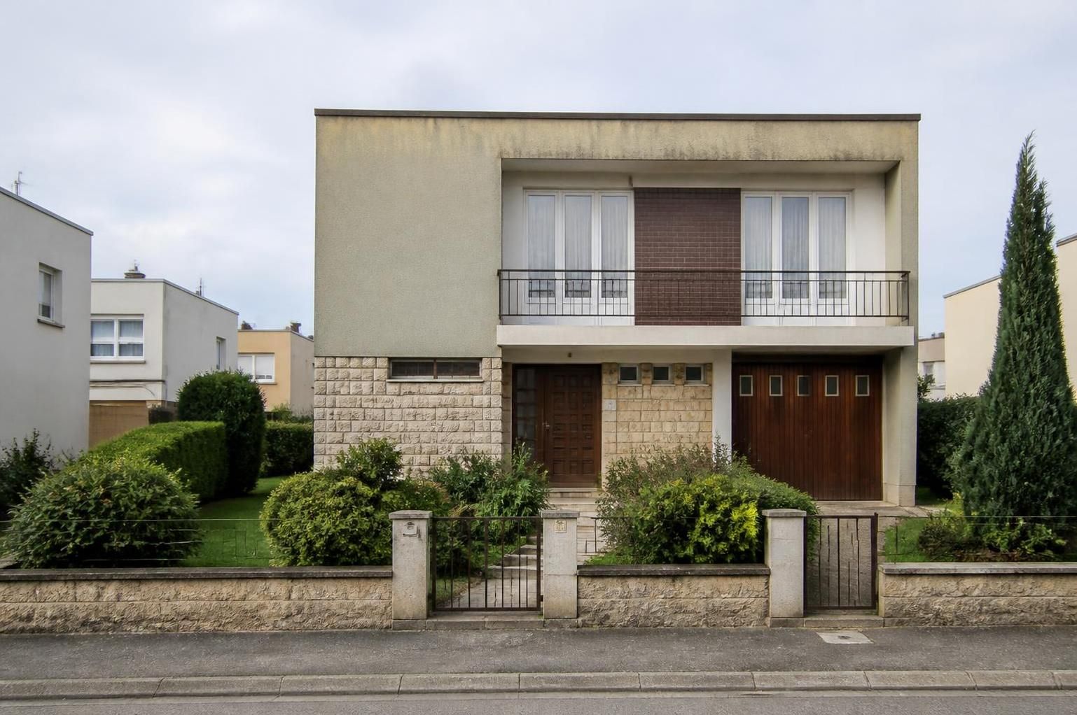 découvrez nos conseils et idées pratiques pour rénover une maison des années 70, alliant charme rétro et modernité.