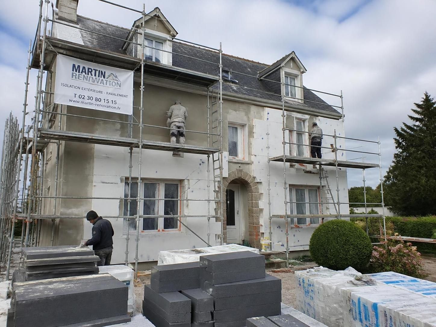 découvrez les coûts estimés pour rénover une maison en 2026, avec des conseils pour bien planifier votre budget et éviter les mauvaises surprises.